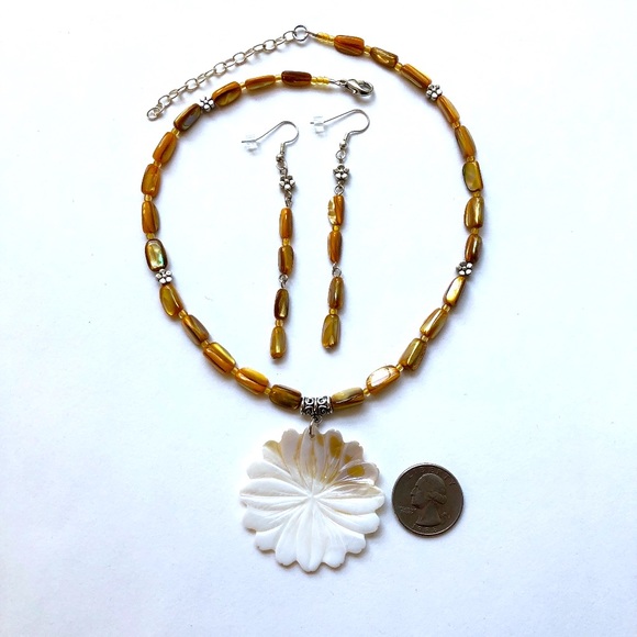 Mother of Pearl Flower Pendant Necklace & Earrings, Handmade, Retro, Beach Girl - Picture 4 of 6